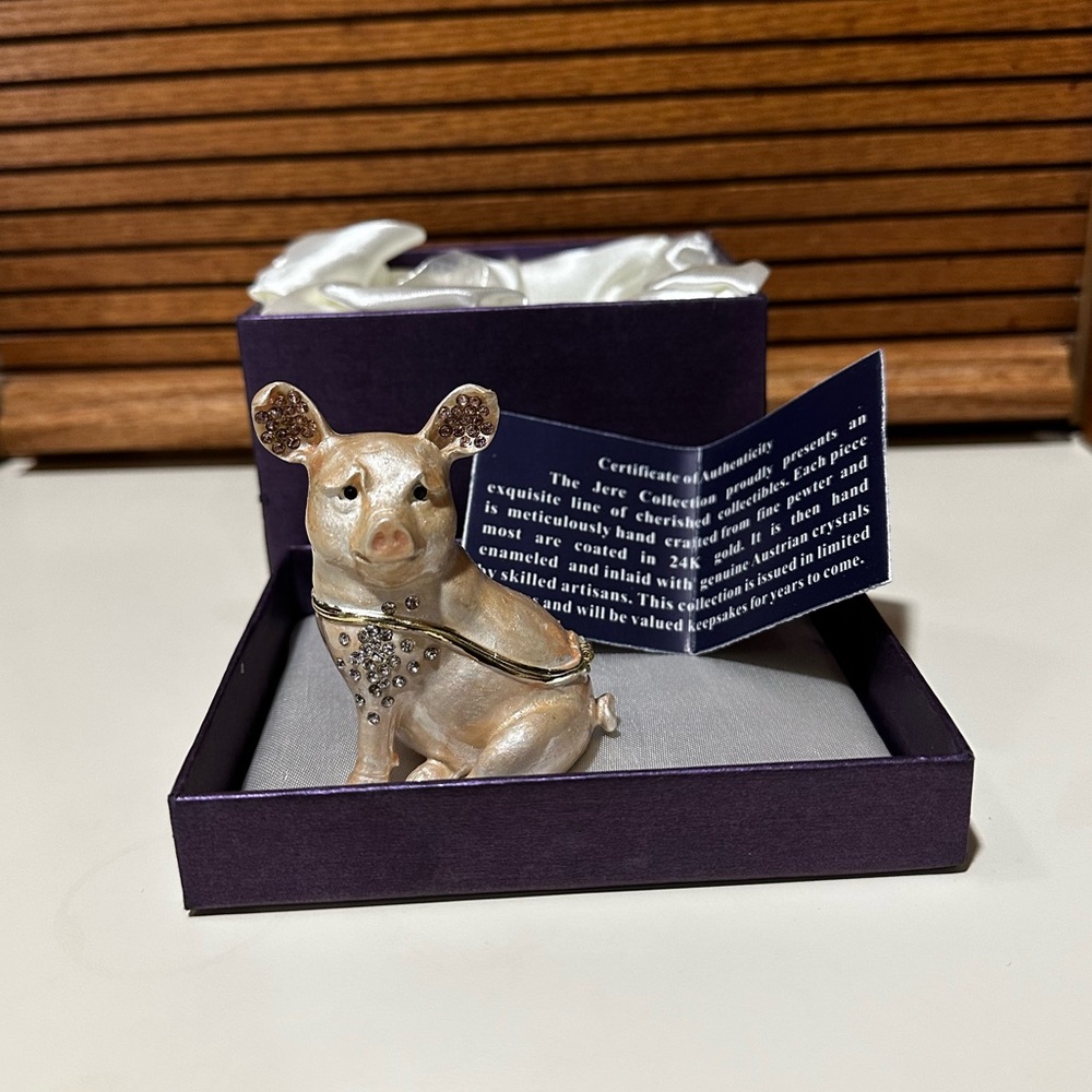 Jere Pig Trinket with Necklace